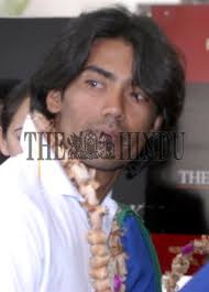 BANGALORE,05/12/2007. Pakistan cricketer Mohammad Sami being welcomed at a  hotel, ahead of the third...