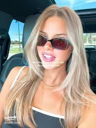 Ella Langley's Gorgeous Lip Combo Revealed!