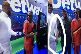 He was spotted riding on the road of lagos with his car which got fans talking. Bbnaija Fan Mocks Kiddwaya Says He Was Bounced When He Tried To Participate In Laycon S New Car Presentation Video Hotnewhitz
