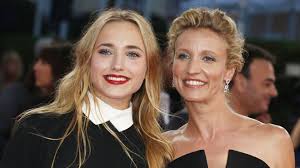 Elève du conservatoire de nîmes et des cours florent, la jeune fille débute par le théâtre. Chloe Jouannet La Fille D Alexandra Lamy Tres Sexy Sur Instagram Photos Rtl People