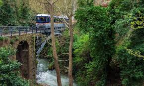 Ο τόπος θυσίας ένα από τα ιδιαίτερα μνημεία της πόλης. Odontwtos Kalabrytwn Ena Mageytiko Ta3idi Mesa Sthn Agria Fysh Pentapostagma