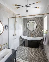Dans Cette Salle De Bains La Douche Et La Baignoire Sont Sur Le Meme Espace Tout En E En 2020 Salle De Bain Design Renovation Salle De Bain Salle De Bains Principale