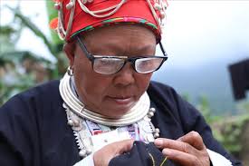 Nghệ nhân dân gian Tẩn Tả Mẩy: Gìn giữ nghề thêu hoa văn trên trang phục  của người Dao