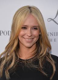 Joining the ranks of sarah michelle gellar, jennifer love hewitt, and julianne hough, spears debuted soft pink hair on. So Jennifer Love Hewitt Is Blonde Now Thoughts Celebrity Hair Livingly