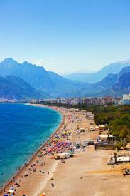 Located in alanya, a town and beach resort in the province of antalya, on the south coast of turkey, kleopatra beach is one of the most popular tourist spots for those who love white sand and clear waters, as you can see on this live streaming webcam located at palmiye beach hotel.according to the legend, the egyptian queen cleopatra swam in the bay of alanya during her voyage in the. Strand Bei Antalya Turkei Reise Hintergrund Lizenzfreie Fotos Bilder Und Stock Fotografie Image 12972336