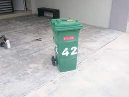 Lalu, dia membuka pintu dan dirinya melihat sang mama dan pak bejo sedang asyik menonton tv bersama. Sisa Domestik Cara Mendapatkan Tong Sampah Dari Pihak Berwajib Iaitu Swm