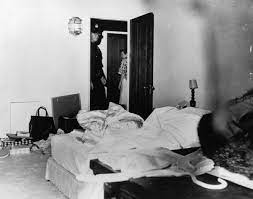 マリリン・モンローが亡くなったベッドルームをイメージ？ マドンナのセクシーショットに「悪趣味」との非難が殺到 - セレブニュース | SPUR