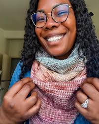 2025 MOOD BLANKET • JANUARY . Was January not the longest year ever? 😵‍💫  I picked quite a time to switch from documenting temperature to tracking my  moods in blanket form. The