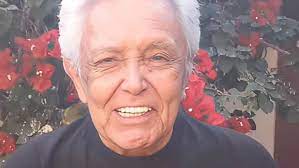 Así luce Alberto Vázquez cantando sus mejores éxitos, desde su casa | VIDEO  | Luz Noticias