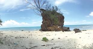 Banyak sejarah indonesia berlangsung di pulau ini. Pantai Batu Berdaun Spot Wisata Populer Keluarga Di Kabupaten Lingga Tempat Me