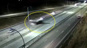 Se interzice circulația rutieră pe această autostradă. Un Avion A Aterizat De UrgenÈÄ Pe AutostradÄ Video Promotor