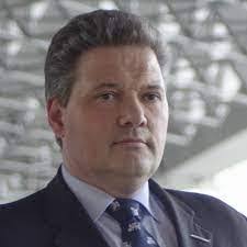 Robert Bade's Instagram, Twitter & Facebook