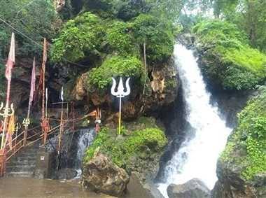 छोटा महादेव भोपाली की पवित्र गुफा से निकलती है जलधारा