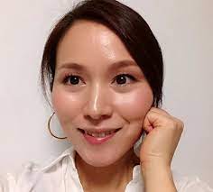 こんばんは シワたるみを改善予防できる美顔筋トレ 櫻井亜希子です 若い頃に比べて 顔が四角くなった よぉくいただくご相談です 今日は 四角い 四角い顔 顔 矯正 顔 四角い