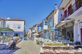 Alaçatı gezileriniz de bölgede yer alan taş evleri gezebilir hatta otel olarak hizmet veren bu evlerde kalabilirsinizde.alaçatı sokakları ve burada yer alan mekanlarda harika zaman geçirebilirsiniz.rüzgardan faydalanarak buğdayı una çevirmek için inşaa edilen yel değirmenlerini. 2021 Alacati Da Nerede Kalinir Bolgeler Ve Alacati Otel Tavsiyeleri