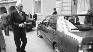 Esempio di stile ed eleganza, il 24 gennaio 2003 moriva uno dei presidenti più amati della storia della juventus. L Autocritico Gianni Agnelli E La Sua Grande Passione Per Le Auto