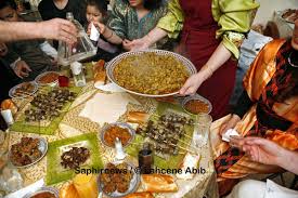 It marks the end of ramadan, which is a month of fasting and prayer. L Aid Al Fitr La Deuxieme Fete De L Islam