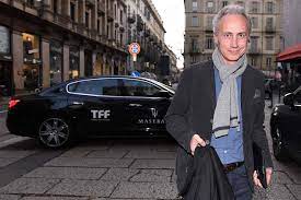 Marco travaglio è stato fotografato in vacanza a formentera con alcuni colleghi, fa il dettaglio scottante riguarda la donna baciata dal giornalista: Marco Travaglio Dramma Sfiorato Per Sua Figlia Elisa