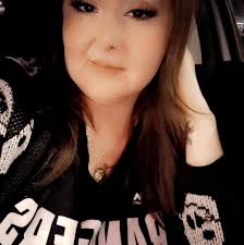 This little dude Davey is hungry 😂 A great opportunity to practice his  death roll 🐊 He's doing such a good job 😂 Hes getting some size in him 😅  Soon he'll