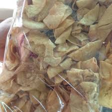 Tidak selalu makanan dengan resep baru, kadang penjual hanya berinovasi dengan kemasan dan cara penyajian. Kilang Kerepek Ubi Teng Chew Matang Perak