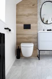 Minimalistisches Modernes Bad Aus Modernem Marmor Und Holz Mit Schwarzen Akzenten Banyo Ic Dekorasyonu Banyo Mermeri Banyo Mobilyalari