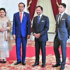 Sultan abdul momin was well respected and was able to restore peace and order in brunei. 5 Fakta Pangeran Mateen Putra Sultan Brunei Yang Hadiri Pelantikan Jokowi Global Liputan6 Com