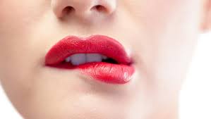 Gunakan sebagai perawatan bibir sebelum tidur dan dapatkan bibir kenyal dan halus setiap pagi! Basahi Kulit Pakai Ludah Bibir Kering Malah Bisa Jadi Tambah Parah