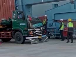 Kapolres pelabuhan tanjung priok akbp ahrie sonta mengatakan, sebelum ditangkap, tersangka sempat melarikan diri ke bandung. Viral Sopir Truk Tewas Tertimpa Kontainer Di Tanjung Priok Begini Kronologinya Indozone Id