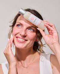 Give your scalp the fresh start it deserves! Our Scalp Scrub is a gentle  pre-cleanse treatment that purifies, exfoliates and restores balance for a  healthier scalp. ⁠ ⁠ 💚 Promotes a clean,