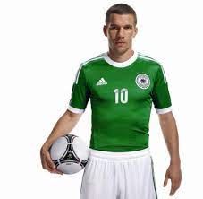 Das neue heim dfb deutschland trikot zur em 2012. Em 2012 Grunes Dfb Trikot Erinnert An Den Em Titel 1972 Welt