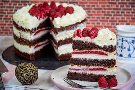 · il rotolo red velvet (red velvet cake roll) è un dolce goloso e coreografico; Kiras Bakery Red Velvet Cake Himbeer Schoko Torte