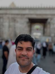 한국에서 혼자 15년을 보내며, Eid의 따뜻함을 그리워했던 시간들… 아픔과 명절은 해외에서 가장 외로웠던 순간이었어요. 하지만 오늘,  시리아 다마스쿠스의 오마이야 사원에서 Eid 예배를 드릴 수 있게 되었습니다. 눈물이 날 만큼 감사하고 행복한 이