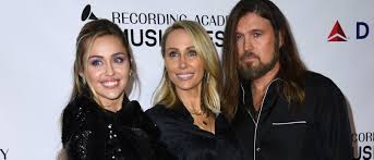 Tish & brandi cyrus open up about life with miley & billy ray, surviving scandals as a family and becoming a new grandma. People Are Accusing Miley Cyrus Mom Of White Privilege After This Photo Goes Viral The Daily Caller