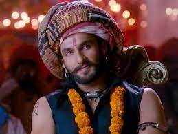 Shakespeare'in ünlü hikayesi romeo ve juliet'in farklı bir uyarlaması. Ranveer Singh Ram Leela Look Handlebar Moustache Kill Dill Filmibeat