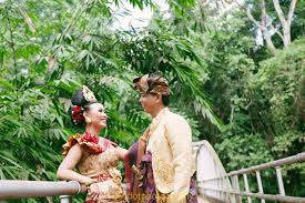 Untuk mendapatkan foto prewedding tradisional membutuhkan latar tempat yang pas. Prewedding Adat Bali Ayumi Dan Tude