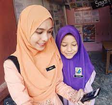 Kamu mau ke yang mana? Ada Cikgu Cantik Kat Sekolah Barulah Best Ramai Yang Cepat Faham Bila Cikgu Cantik Mengajar Di Kelas Kenapa Jangan Serabut