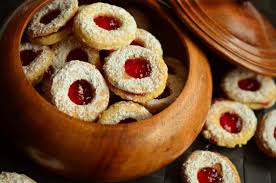 They're spicy and sweet and you get to decorate them any way you'd like. 9 Different German Cookies You Need To Try On Your Next Trip