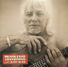 Hugues aufray avec sa guitare à l'arrière d'une voiture. Hugues Aufray Troubador Since 1948 2011 Cd Discogs
