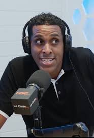 Le chanteur Wendy Lapointe @wendy_tanbou a clôturé le concert-hommage  organisé en mémoire de @mikaben509, ce jeudi 16 octobre, en interprétant «  Ou Pati ». Lors de sa prestation, le maître de cérémonie, @