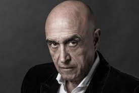 Video: Esteban Macías sorprende usando 'esperma de salmón' en la cara;  ¿para qué sirve?