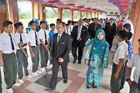 Sekolah menengah kebangsaan bukit guntong atau nama ringkasnya smk bukit guntong, merupakan sebuah sekolah menengah kebangsaan yang terletak di tepoh, kuala terengganu, malaysia. Smk Bukit Guntong Sambutan Ketibaan Pengetua Tn Hj Razali Bin Othman Ke Smkbg
