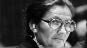 She then took on a senior position at the national penitentiary administration, part of the ministry of justice, thereby securing a first platform to pursue a lifelong endeavour of advancing women's rights. Une Femme Debout Simone Veil Premiere Femme Politique De France