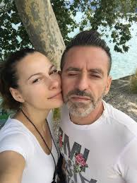 With @djRoss_official Sia and Leo 💗 I'm looking forward to walk in the  nature again! • • • #Erika #ErikadeBonis #Ross #DjRoss #Dogs #Bee #Nature  #LongWalks #Family #Summer #IoRestoACasa #NoMakeUp #SunnyDays