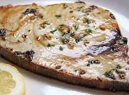 Bagnarle con un cucchiaio di aceto, sale, pepe, spolverizzare con il prezzemolo e mettere una fetta di aggiungere i capperi, altro olio e chiudere accuratamente il cartoccio. Pesce Spada Al Forno Ricetta Facile E Saporita