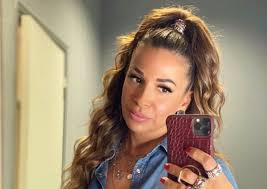 Η τραγουδίστρια απόλαυσε τις βουτιές. Elenh Xatzidoy Https Eretikos Gr