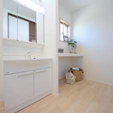 洗面台の横に家事スペース 最高の動線 アイロンをかけたりミシンをしたり きっと家族の距離もグッと広がるのではないでしょうか 建匠 高知 住宅 マイホーム インテリア コーディネーター マイホーム計画中 bathroom vanity vanity alcove bathtub