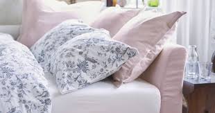 Holmsund 3er Bettsofagestell In Hellrosa Mit Blau Und Weiss Gestreifter Bettwasche Gestreifte Bettwasche Bett Kissen Bettwasche