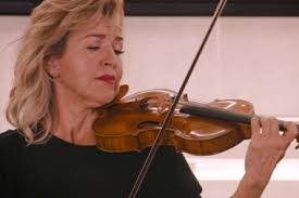 El próximo 11 de junio, el rey carl xvi gustaf de suecia entregará los premios en una ceremonia, en el hôtel de estocolmo. A 21 Year Old Anne Sophie Mutter Plays Mozart S Violin Concerto No 3 In G Major In 1985 Video The Strad