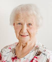 Here's a few more from this beautiful grad! It was rainy and we weren't  sure if we would have to postpone but luckily @vintagemarketandtearoom was  kind enough to let us use their