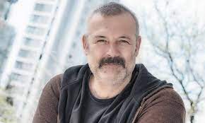 Karşıyaka'da geçen çocukluk ve yine i̇zmir'in hatay semtinde geçen gençlik yıllarından sonra, eskişehir'de konservatuarda okudu. Levent Uzumcu Halk Gitmelerini Istiyor